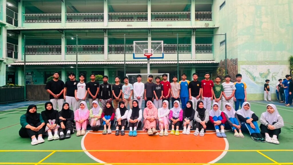 Pentingnya Pendidikan Adab Remaja di Era Digital
