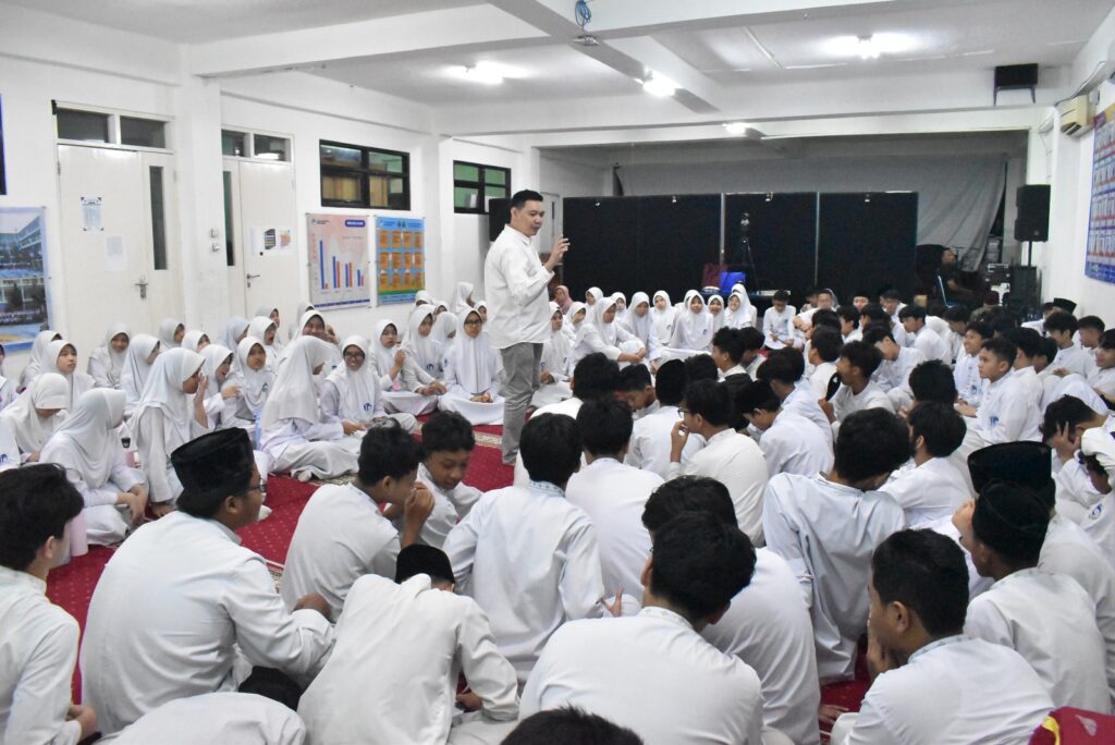 Membangun Karakter Islami Melalui Pembiasaan di SMPIA 22 Sentra Primer