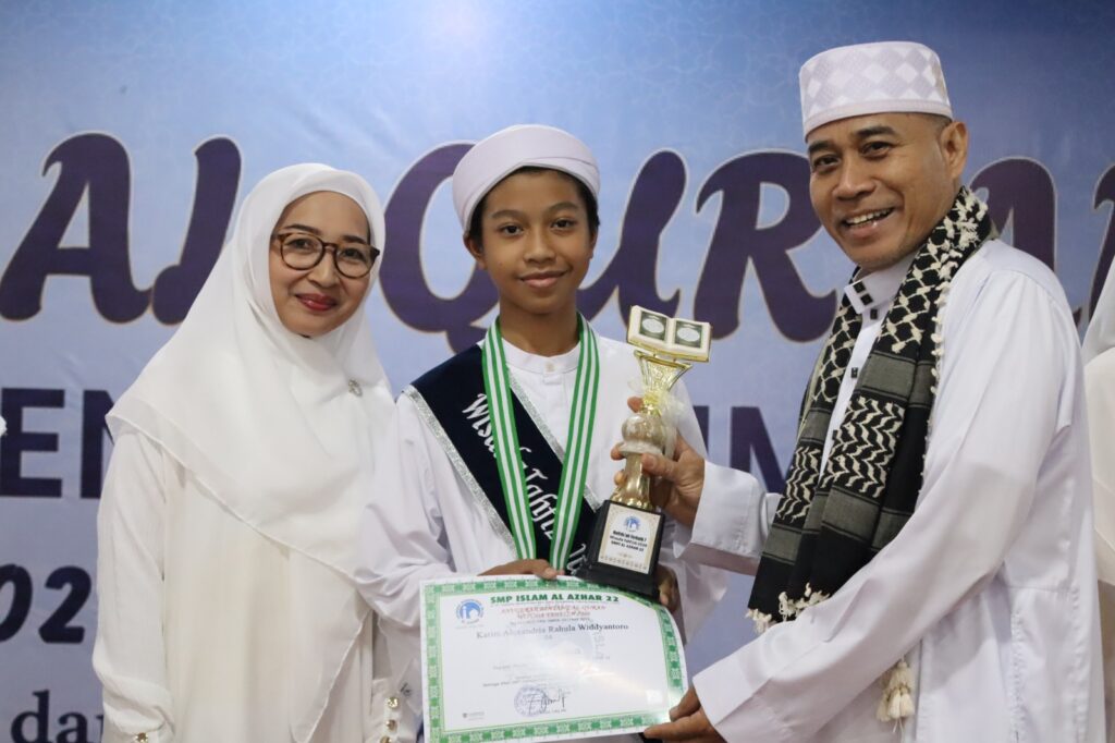 Wisuda Tahfizh SMP Islam Al Azhar 22 Sentra Primer