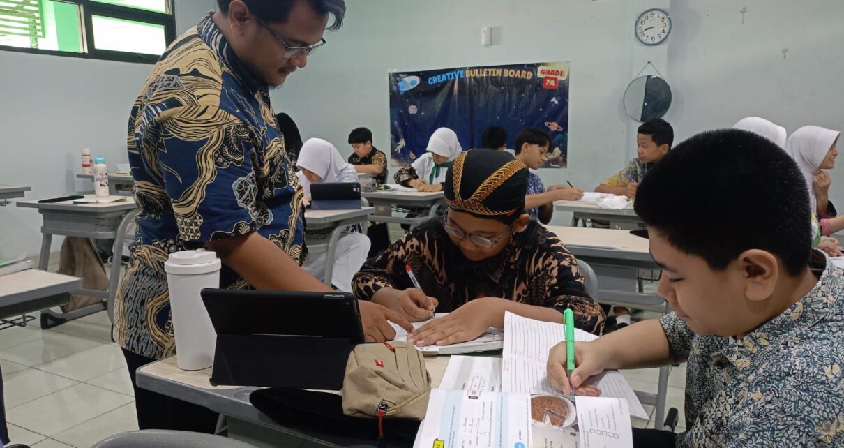 Lestarikan Budaya, Semarak Hari Batik Nasional SMPIA 22 Sentra Primer