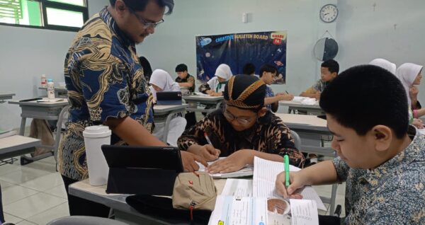 Lestarikan Budaya, Semarak Hari Batik Nasional SMPIA 22 Sentra Primer