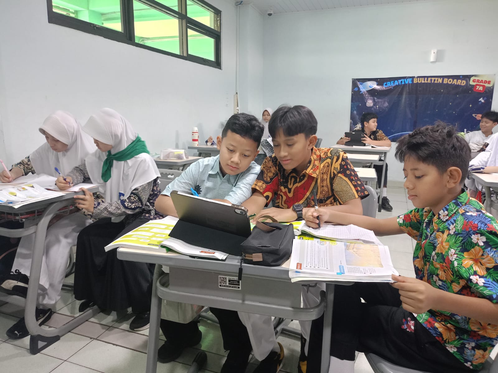 Lestarikan Budaya, Semarak Hari Batik Nasional SMPIA 22 Sentra Primer