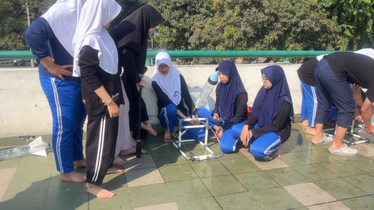 Pembelajaran Kolaboratif Teks Prosedur dan Tekanan Zat Cair Lewat Roket Air