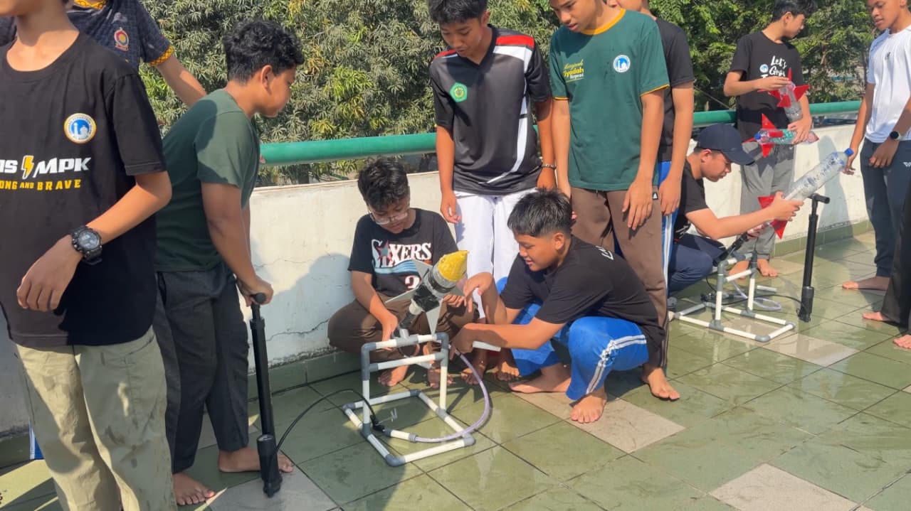 Pembelajaran Kolaboratif Teks Prosedur dan Tekanan Zat Cair Lewat Roket Air