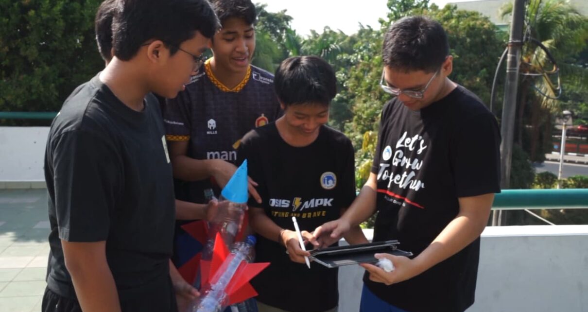Pembelajaran Kolaboratif Teks Prosedur dan Tekanan Zat Cair Lewat Roket Air