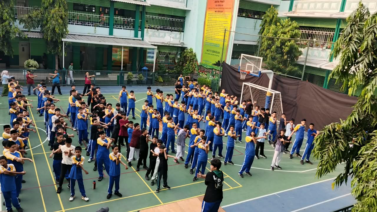 Bangun Kebiasaan Sehat, Momen Seru Guru dan Murid SMPIA 22 Senam Bersama!