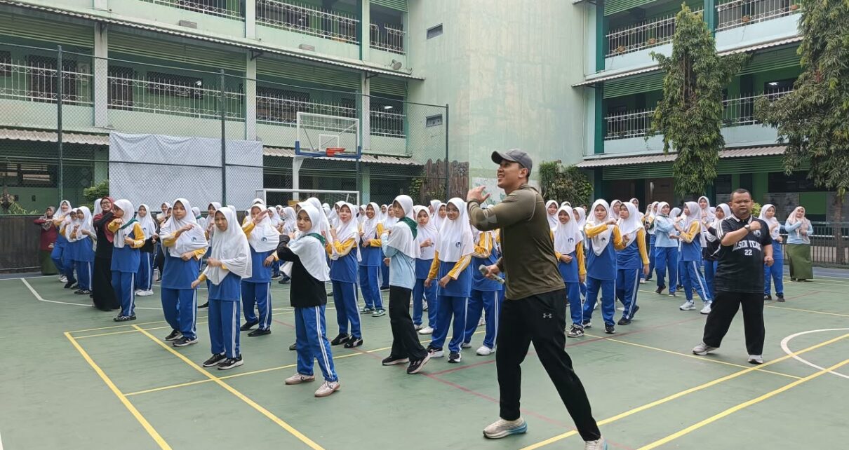 Bangun Kebiasaan Sehat, Momen Seru Guru dan Murid SMPIA 22 Senam Bersama!