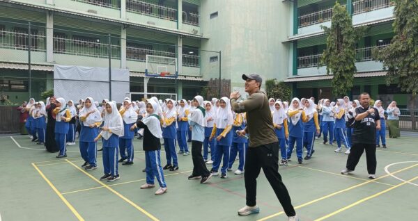 Bangun Kebiasaan Sehat, Momen Seru Guru dan Murid SMPIA 22 Senam Bersama!