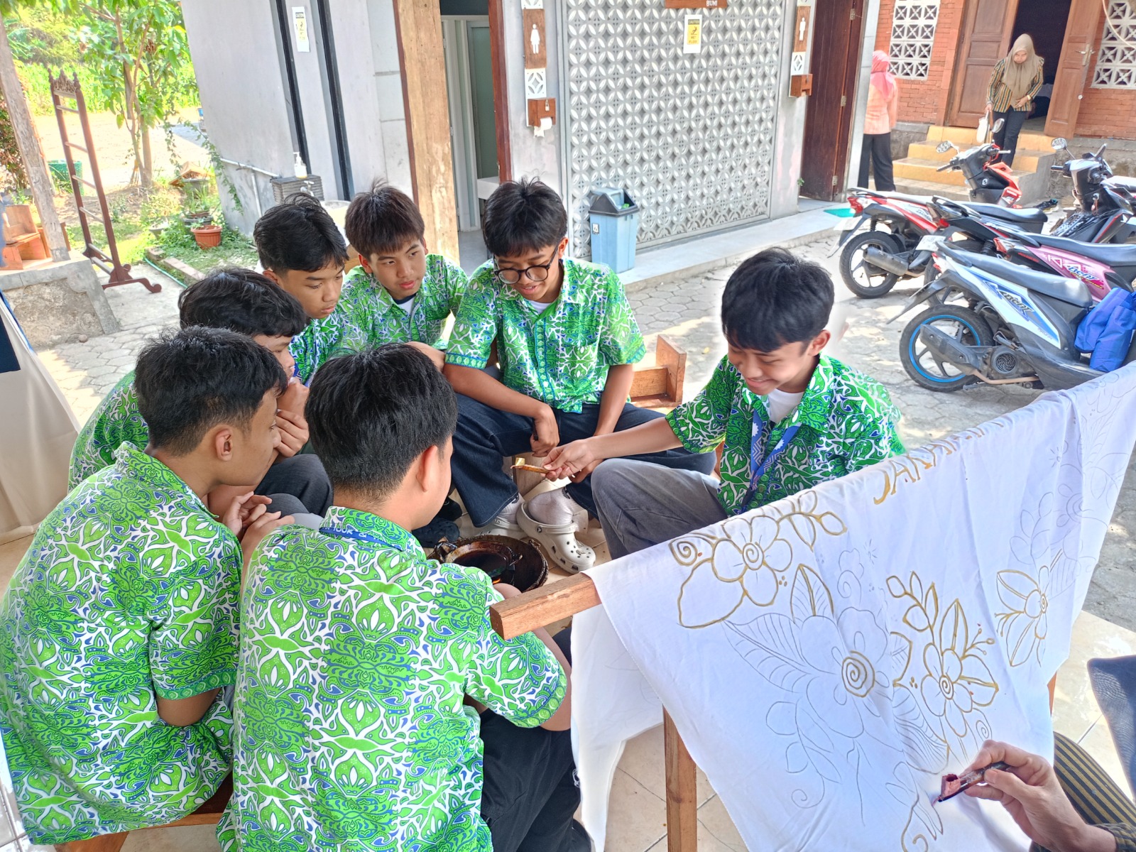 Mengenal Warisan Budaya, Murid SMPIA 22 Belajar Membatik di Wukirsari Giriloyo 