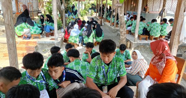 Mengenal Warisan Budaya, Murid SMPIA 22 Belajar Membatik di Wukirsari Giriloyo 