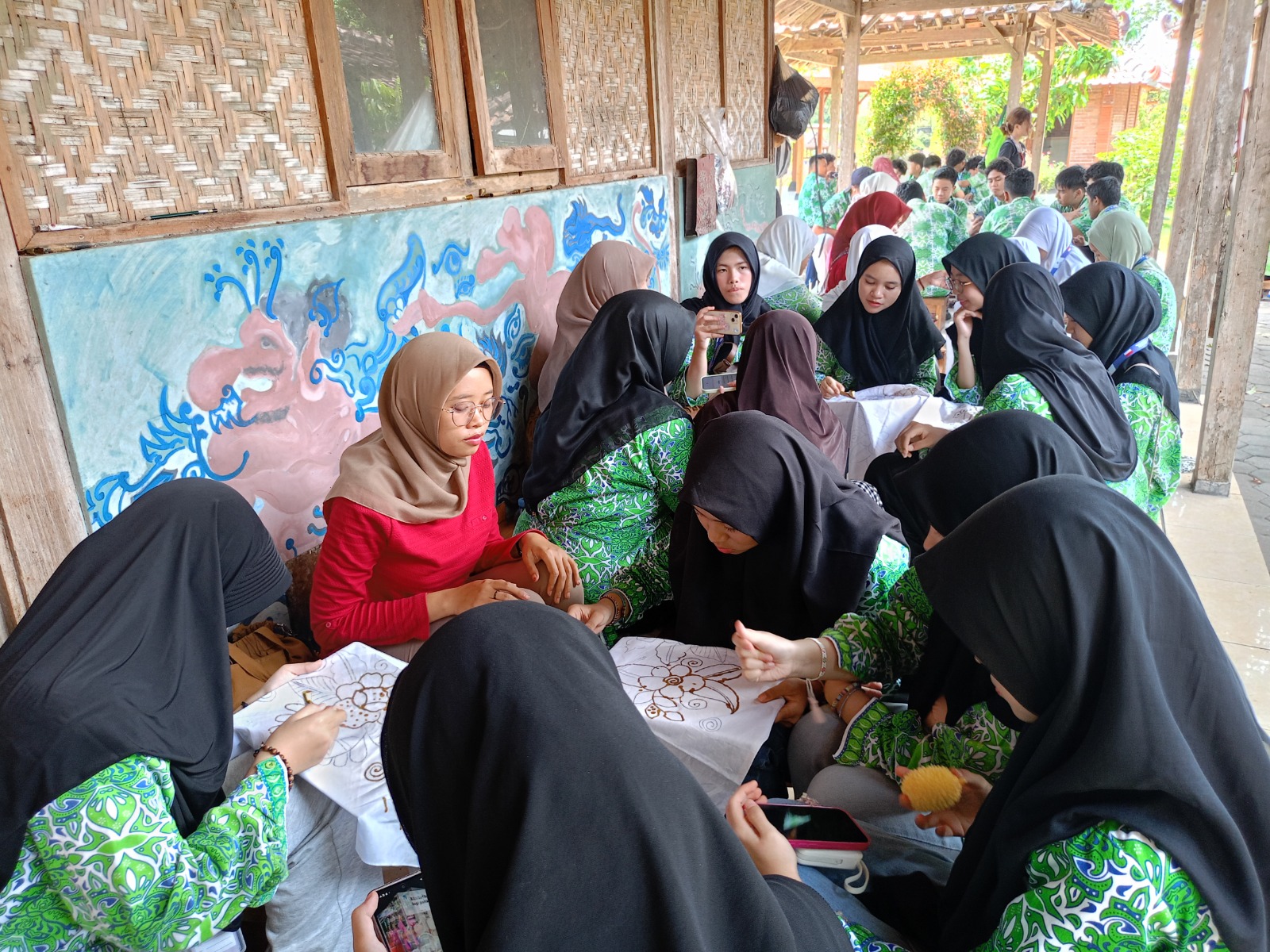 Mengenal Warisan Budaya, Murid SMPIA 22 Belajar Membatik di Wukirsari Giriloyo 